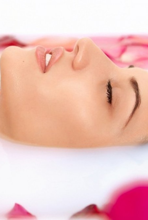 يساعد الحليب على جعل البشرة ناعمةً ونضرةً ومشرقةً