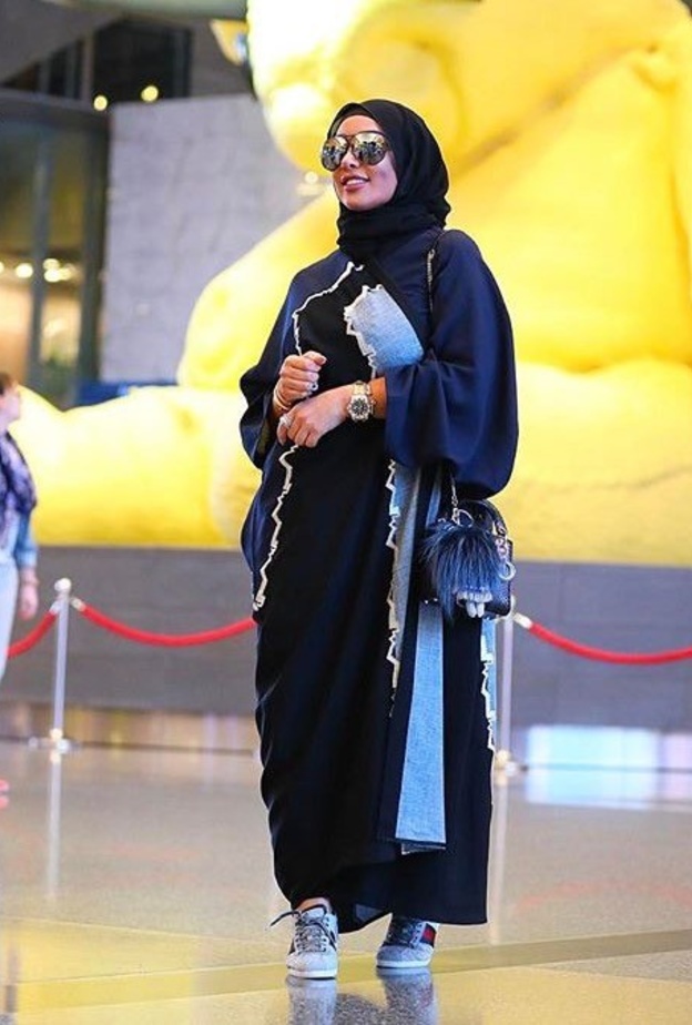 عباية عملية سوداء مع قطع من قماش الجينز