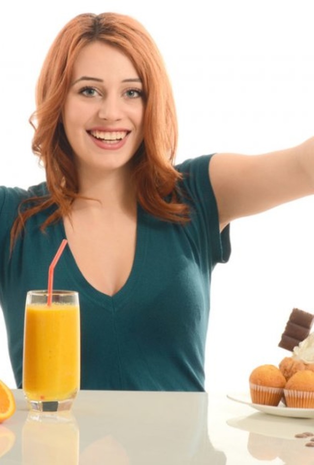 الابتعاد عن الحلويات الدسمة واستبدالها بالعصائر الطبيعيةوالفواكة الطازجة