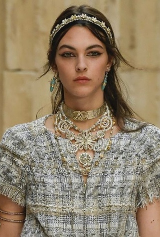 اكسسوارات شعر بارزة في مجموعة شانيل كروز 2018