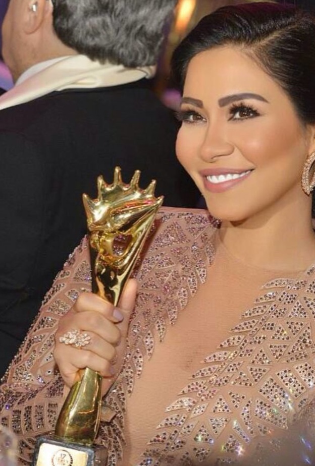 نانسي عجرم حافظت على رسمات عيون ناعمة مع البشرة البيضاء والشفايف النود.