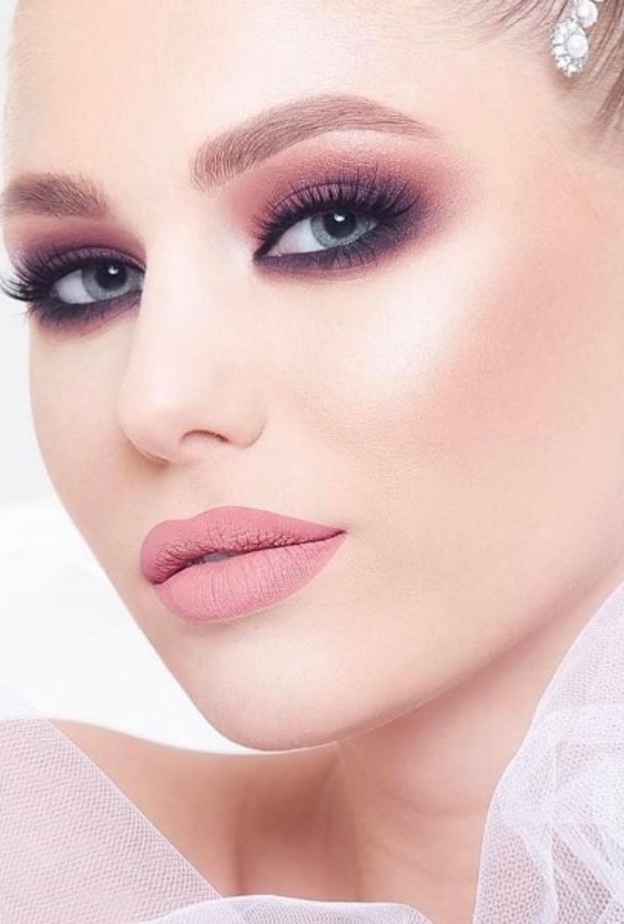 مكياج جذاب للعروس البيضاء.