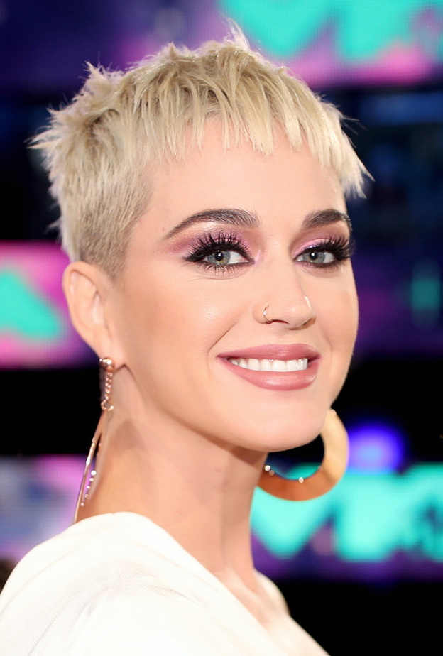 مكياج عيون وردي من اختيار كاتي بيري Katy Perry