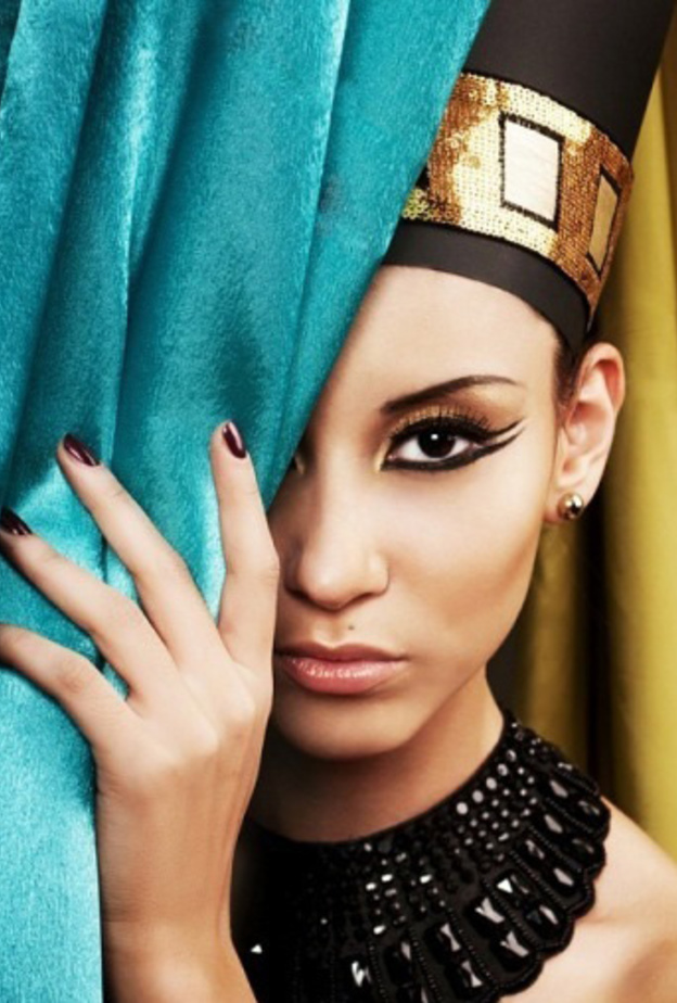 ي عيونك بالآيلاينر المسحوب