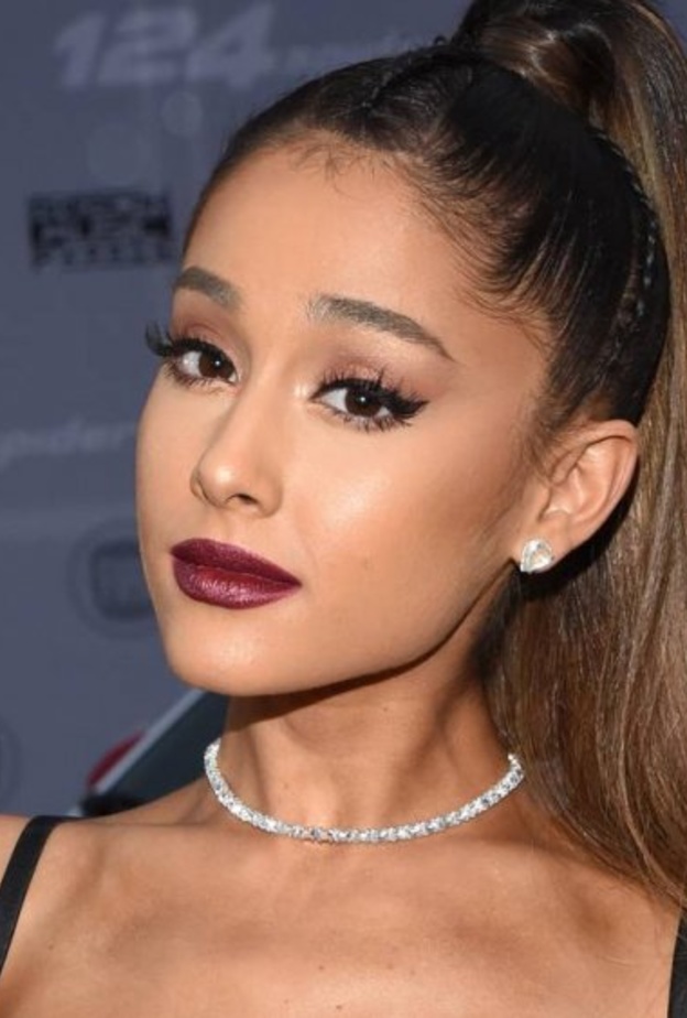 اريانا غراندي تلغي جميع حفلاتها في أوروبا