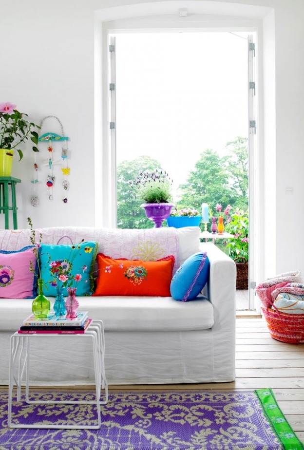 ديكور غرفة جلوس مبهجة بألوانها 