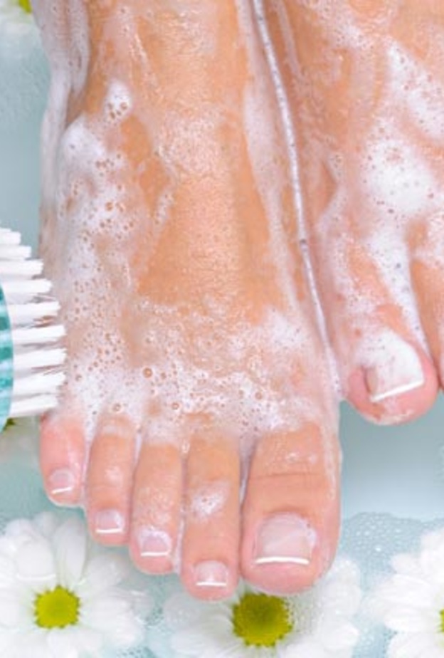 غسل العناية بالقدمين ضرورة لمرضى السكري