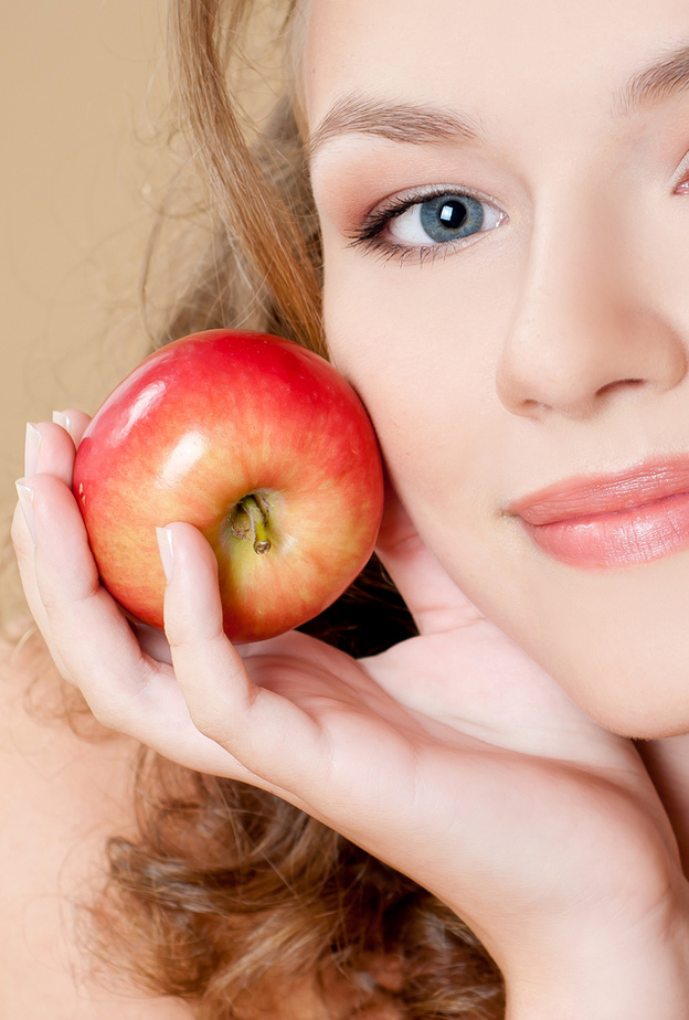 التفاح غني بالفيتامينات التي تحفز إنتاج الكولاجين الذي يحمي البشرة من التجاعيد ويعطيها إشراق