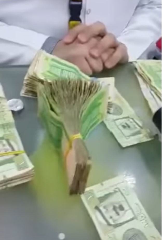 فيديو: سعودي يكشف أموال جمعها متسول في يوم واحد .. والرقم خيالي! 