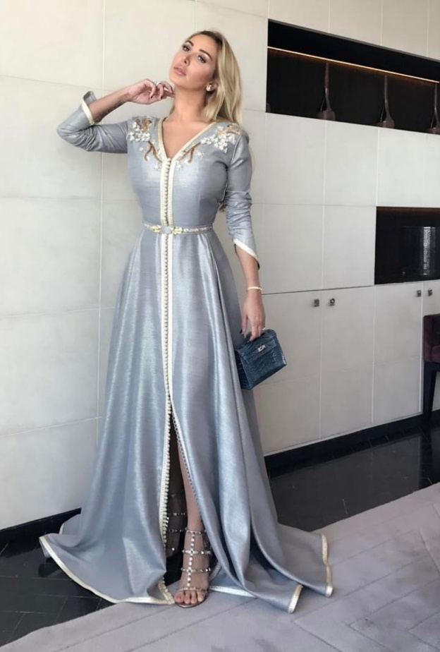 قفطان فاخر وفضي يحتوي على تطريزات ناعمة