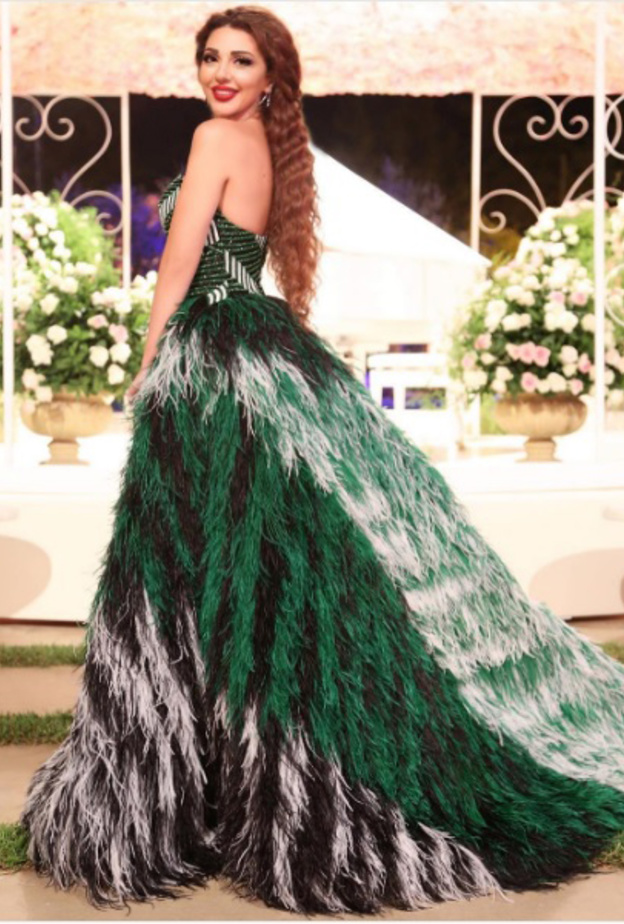 ميريام فارس تتألق بموضة الفستان العصري الشبابي والملون