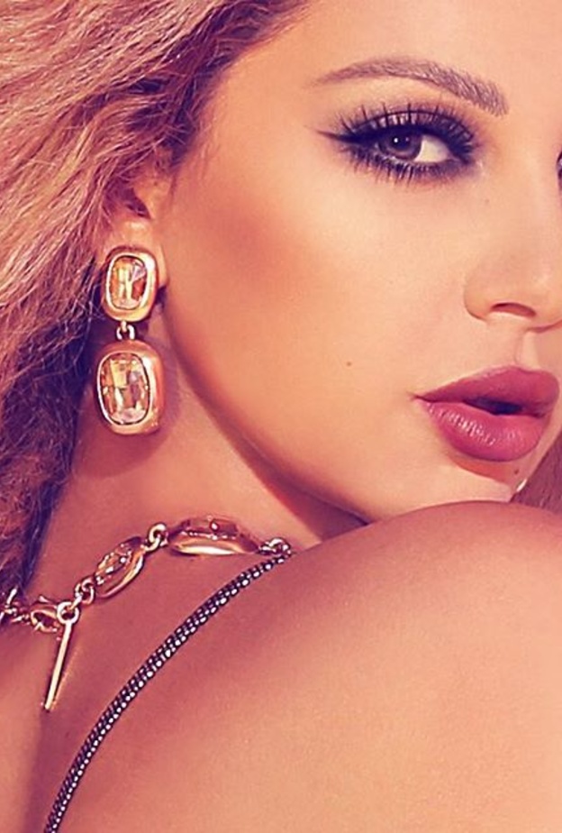 ميريام فارس ترتدي أقراط أحجار كريمة