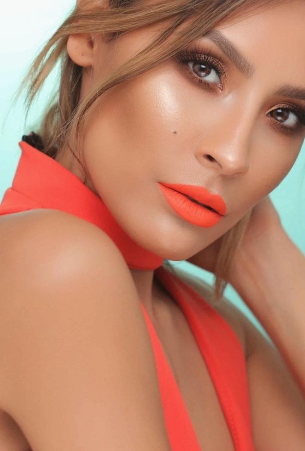 شفاه فاقعة مع ديزي بيركينز