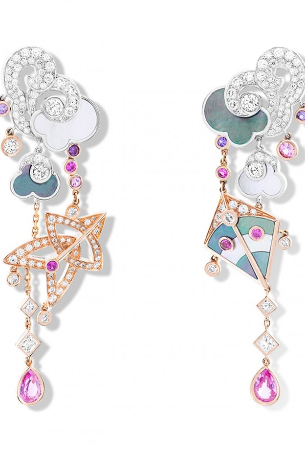 أقراط فان كليف آند أربلز من الذهب الوردي والسافير وعرق اللؤلؤ