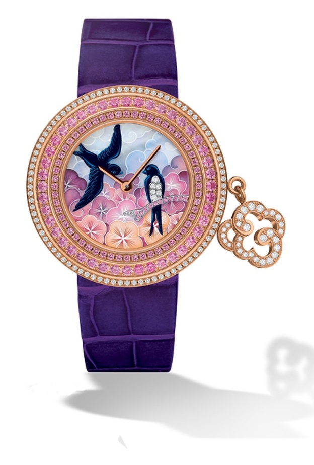 ساعة فان كليف آند أربلز من الذهب الوردي والماس والياقوت وعرق الؤلؤ