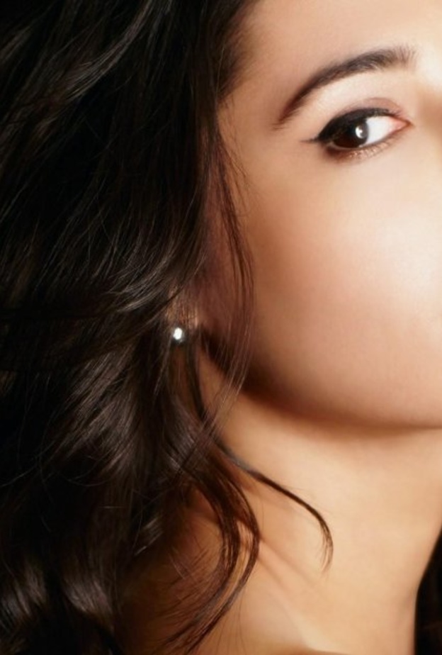 نرجس فخري من أم تشيكية و أب باكستاني