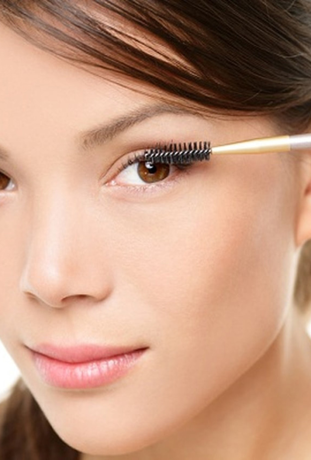 طرق تطويل الرموش بزيوت طبيعية في المنزل