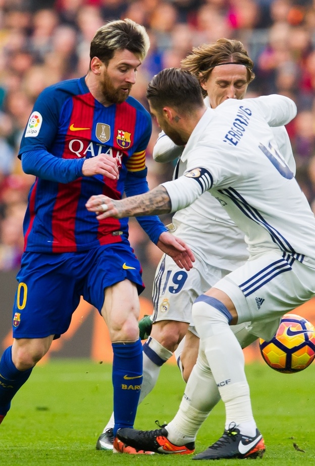 فوز فريق برشلونة على غريمه التقليدي ريال مدريد بنتيجة 3-2 في إطار منافسات المرحلة الـ 33