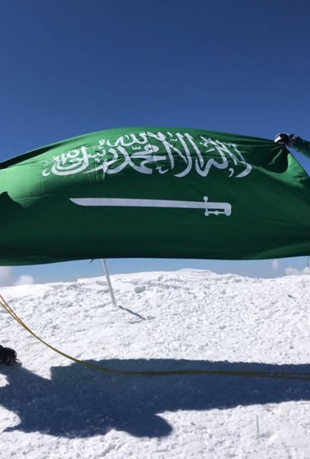 أول فريق سعودي يصل إلى قمة كازبك 
