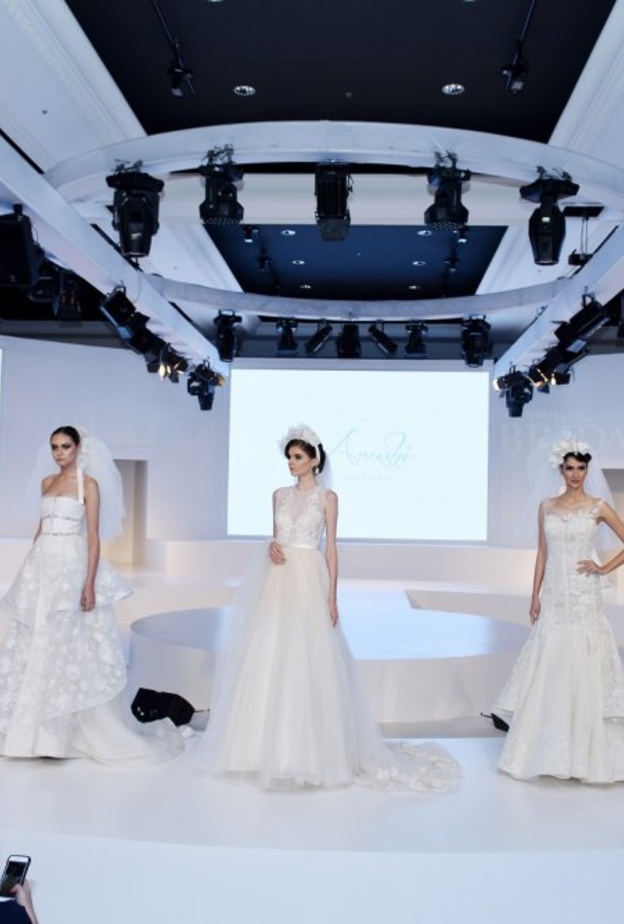 عرض فساتين الزفاف في معرض الشارقة للعروس