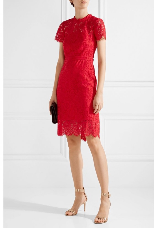 ارتدي فستان أحمر من الدانتيل لتستقبلي صديقاتك بعد العرس
