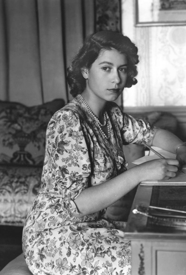 ردة فعل الملكة عندما تستخدم صديقاتها عبارات السباب