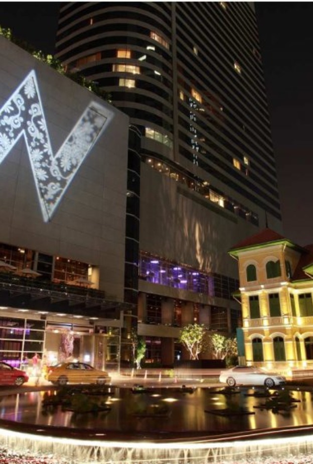 يوجد فندق دابليو بانكوك في حي السفارات (Embassy Row) الراقي