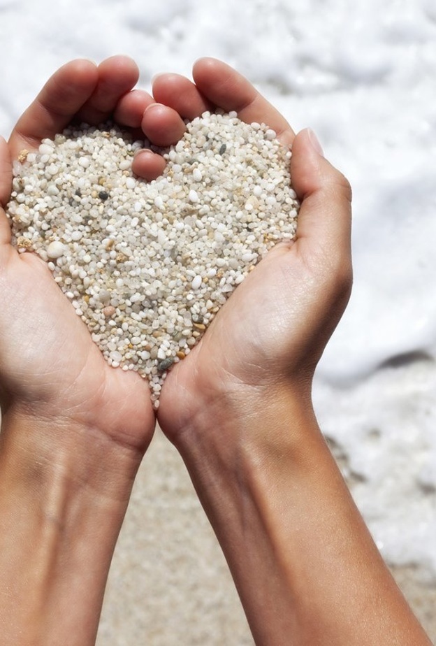 رمل البحر هو من أفضل المقشرات الطبيعية للجسم