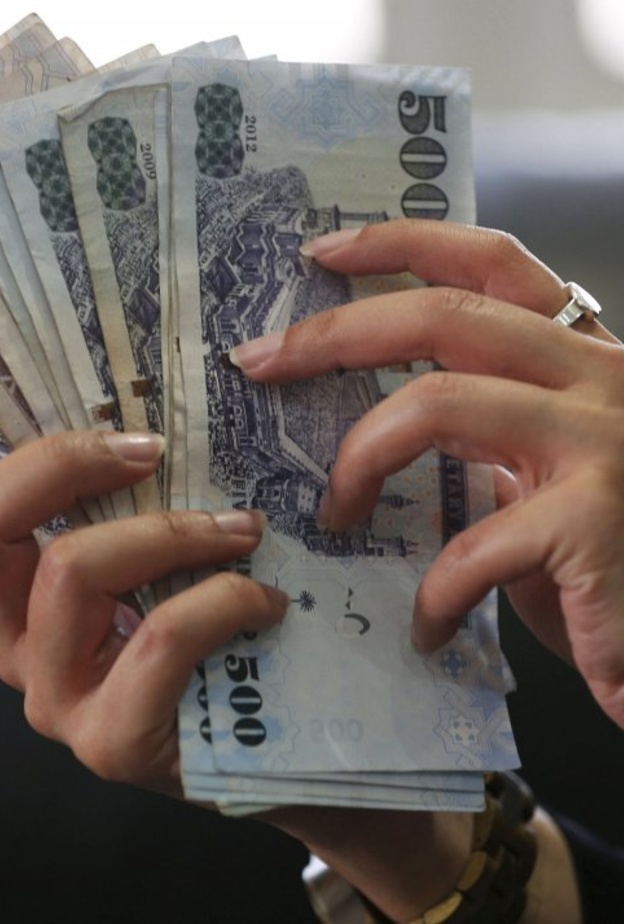 تستطيع فوزيه معرفة المبلغ المالي بمجرد النظر إليه 