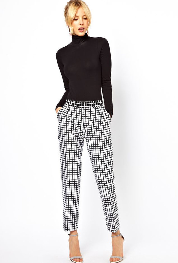 اعتمدي موضة الابيض والاسود على اطلالة كاملة ما فيها البنطلون لاناقة في العمل