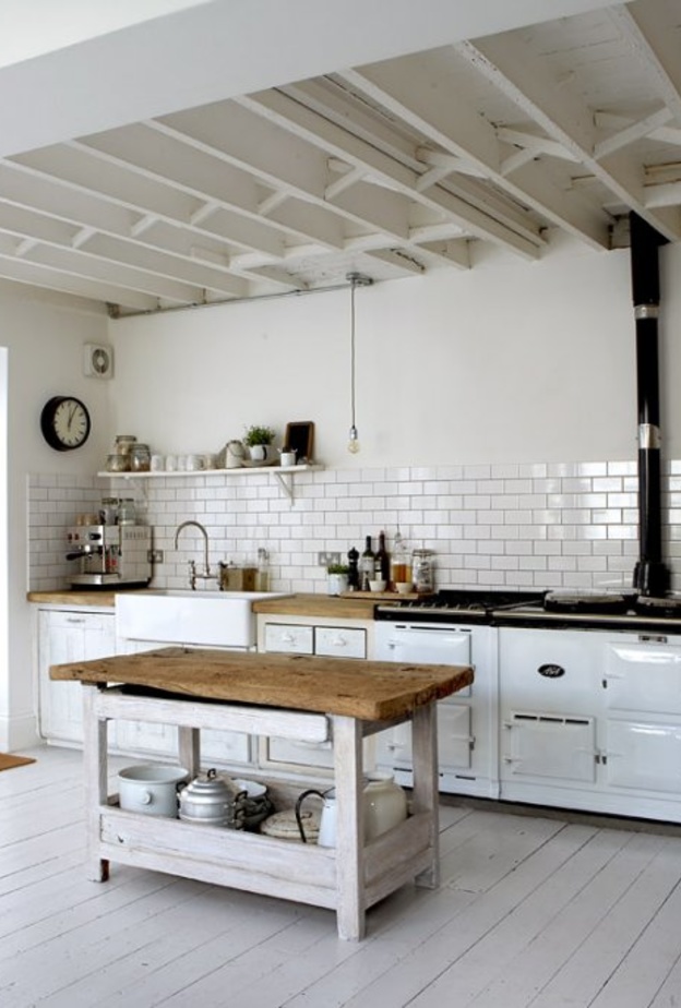 يمكن مزج الديكور الأبيض والخشبي في ديكورات المطبخ