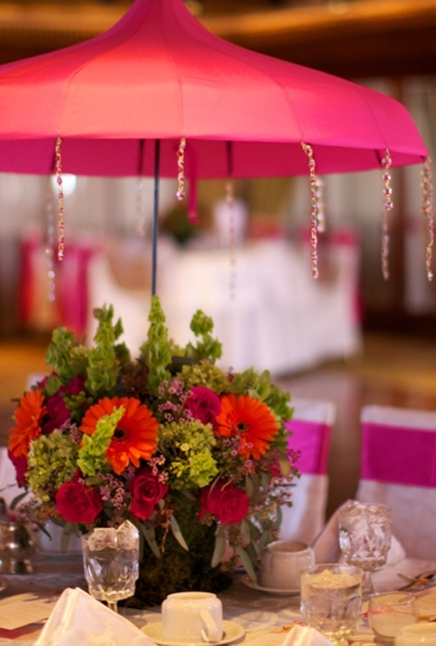 مظلات في مزهريات الورود