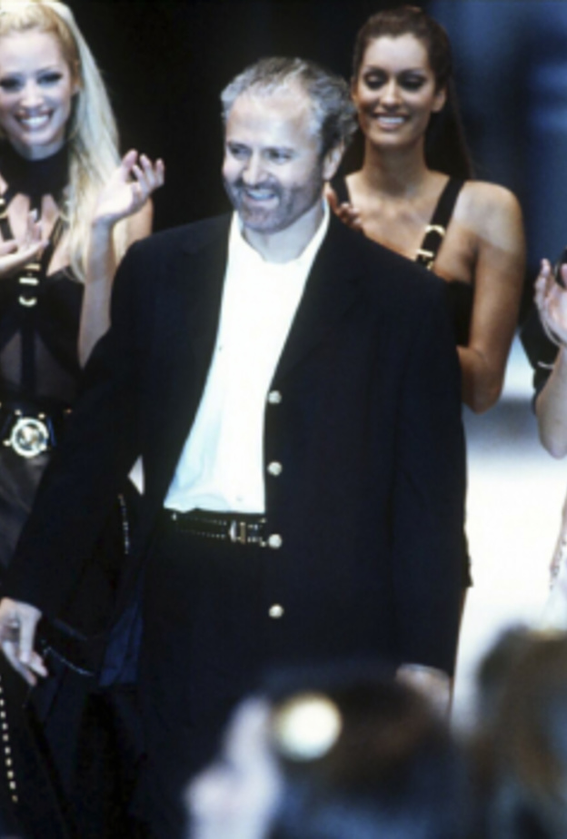 جياني فيرساتشي على منصة العرض برفقة أشهر العارضات عام ١٩٩٢.