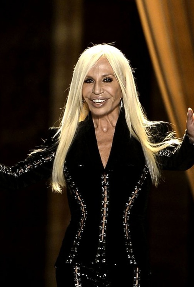 دوناتيلا فيرساتشي حمت العلامة الراقية من الانهيار