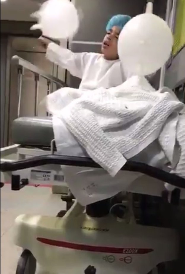 فيديو طريف..طفل سعودي يغني تحت تأثير المخدر قبل عملية جراحية