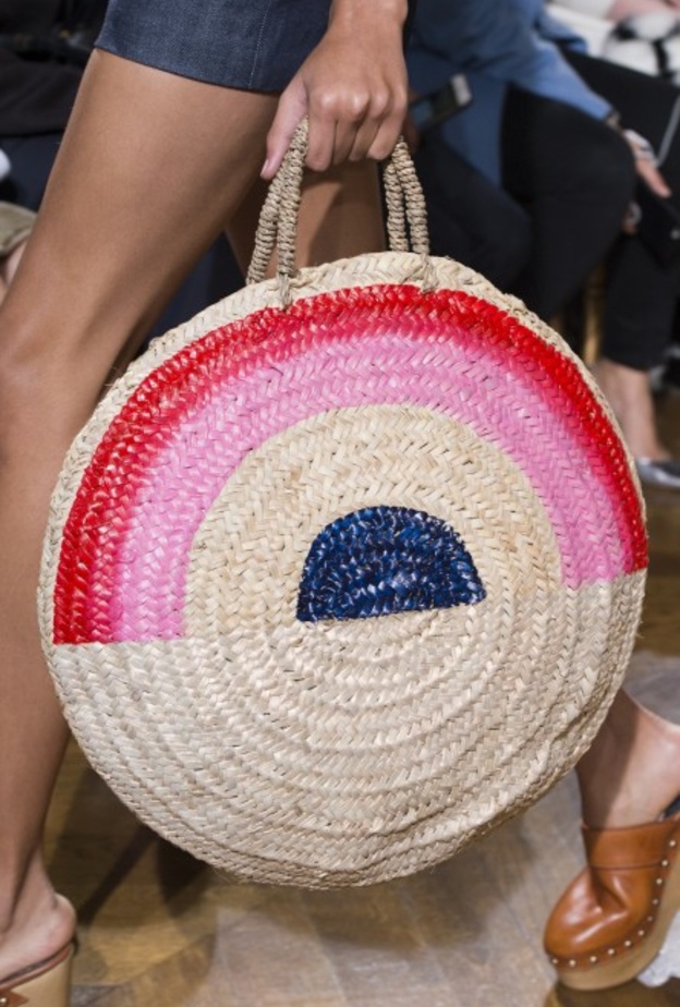 حقيبة قشّ باللون الابيض مع تطريزات ملوّنة من فانيسا سيوارد - vanessa seward