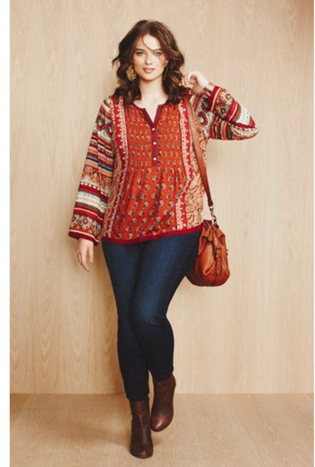 اختاري قميص فضفاض مع بنطلون جينز لاخفاء ترهلات البطن