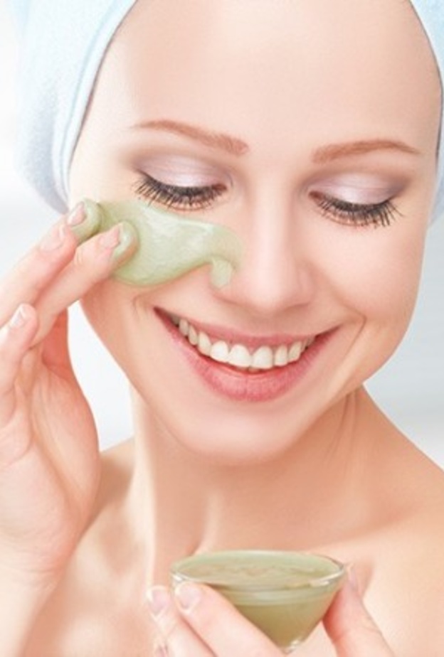 يعالج قناع الطين الهندي العديد من مشاكل البشرة