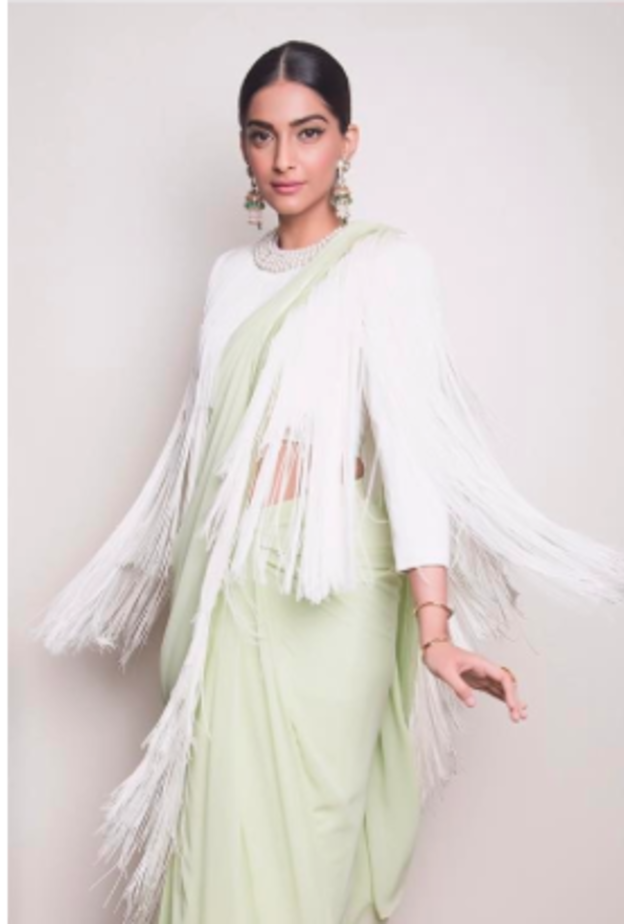 سونام كابور متألقة بساري عصري بصيحة الشراشيب الرائجة