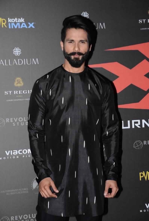 شاهيد كابور ينفي توقعيه على فيلم رومانسي كوميدي