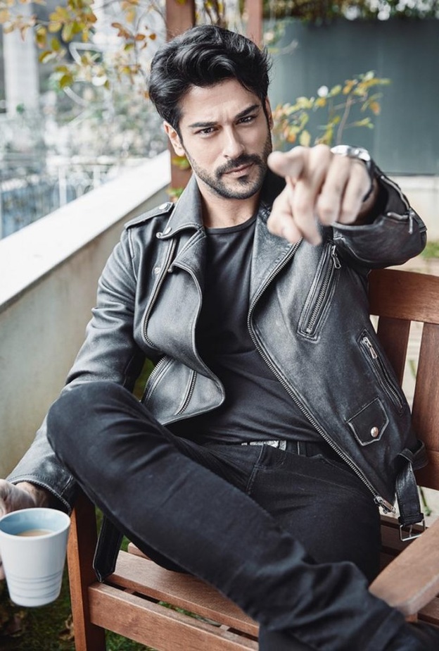 تيشرت شبابي بسيط اختارت بوراك بإطلالة كاجوال عمليّة