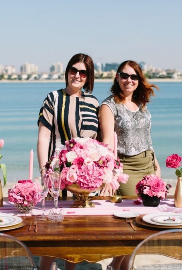 كايلي كارلسون مديرة الأكاديمية العربية لتنظيم حفلات مع احدى الطالبات