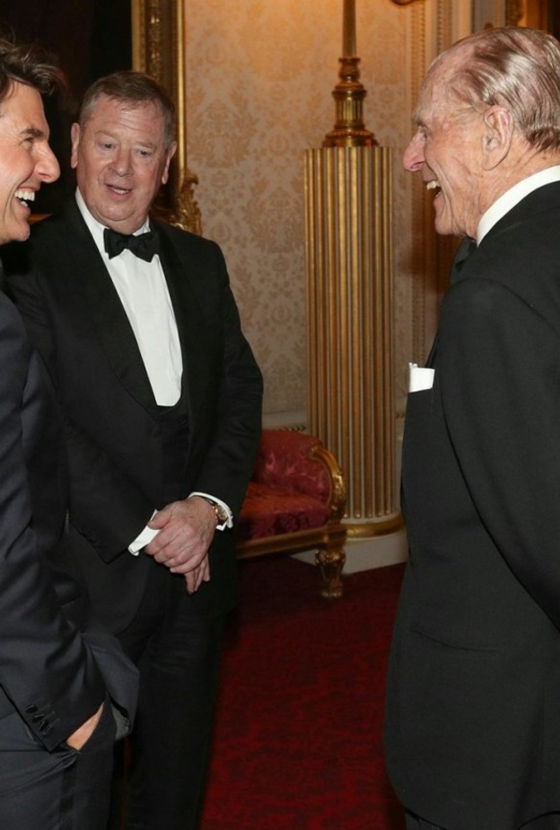 توم كروز يقابل الأمير فيليب في قصر باكنجهام