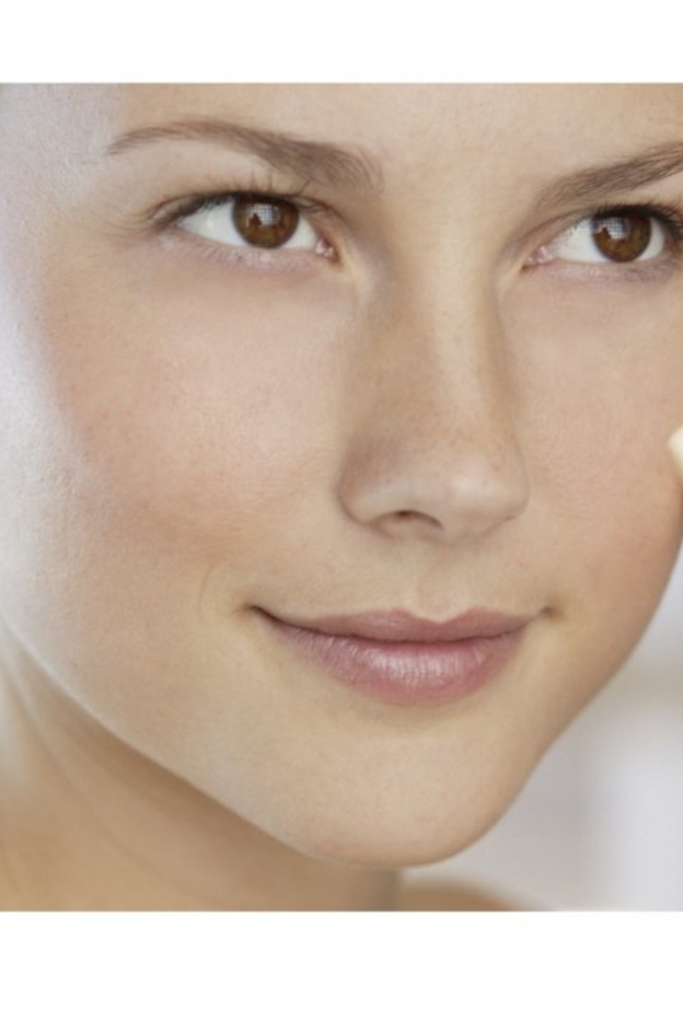 توزيع كريم الأساس بالأسفنجة لثباته