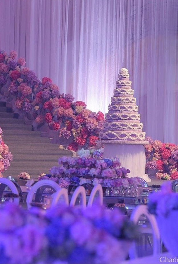 كوشة مبتكرة لديكور الزفاف بشكل بسيط ولكن جمال المجسد البستاني اعطاها رقي وفخامة