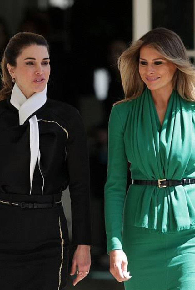 فستان كلاسيكي مستقيم ولمسات ملكية من اختيار الملكة رانيا