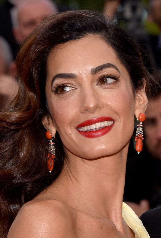 أمل كلوني ترتدي أقراط بأحجار المرجان من كارتييه في مهرجان كان