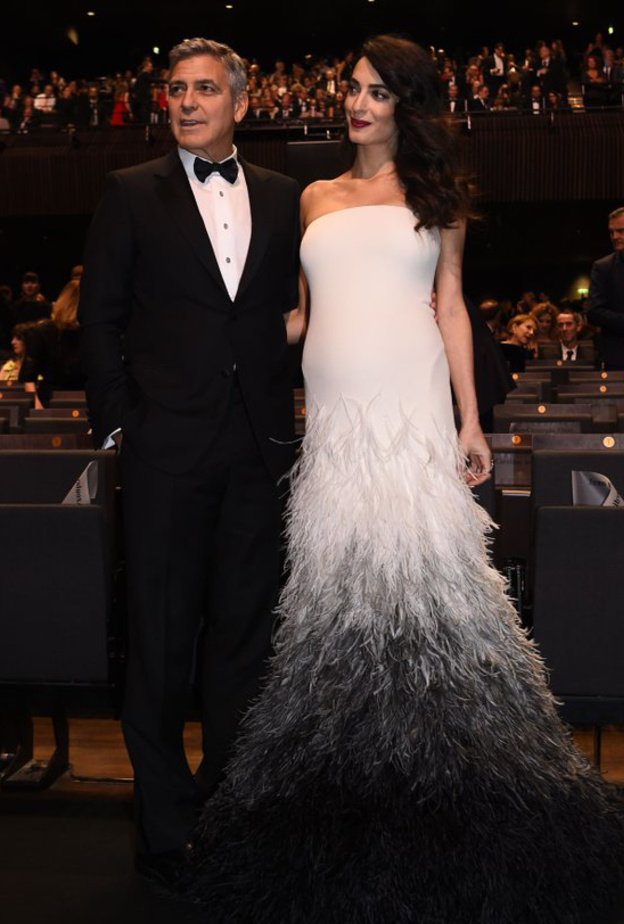 أمل كلوني تطلّ بأجمل موديلات فساتين سهرة من دار اتيليه فيرزاتشي ‏Atelier Versace