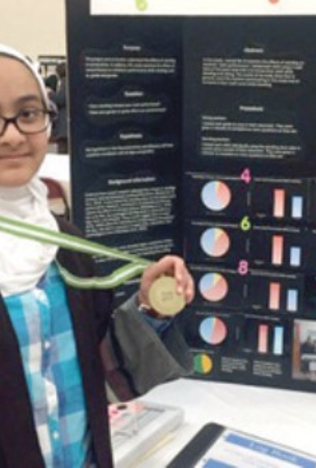 يهدف البحث إلى قياس تأثير الجلوس الخاطئ على الأداء الأكاديمي