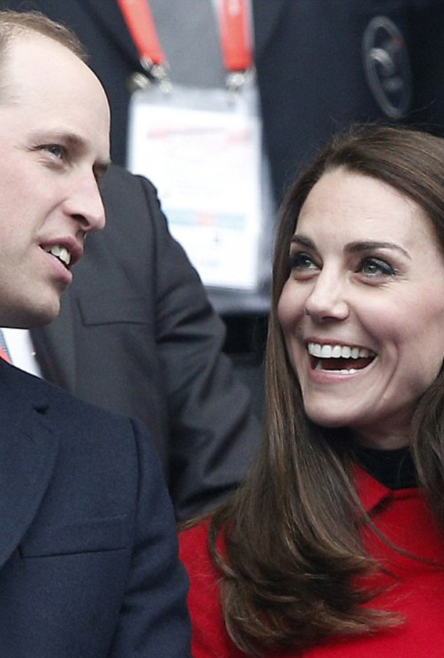 إطلالة أنيقة باللون الأحمر حيث ارتدت معطف فستان من ماركة